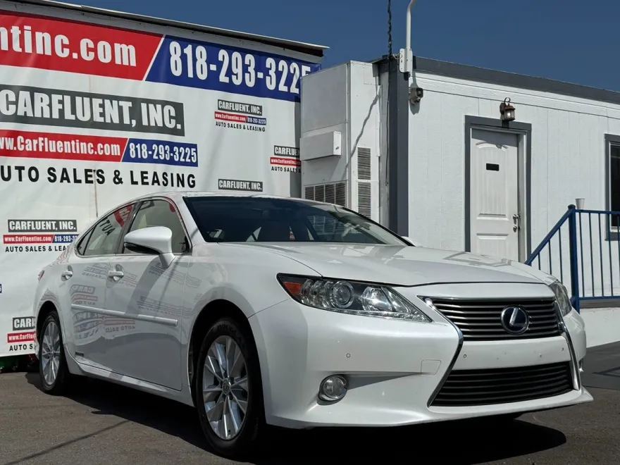 2013 Lexus ES 300h photo 1