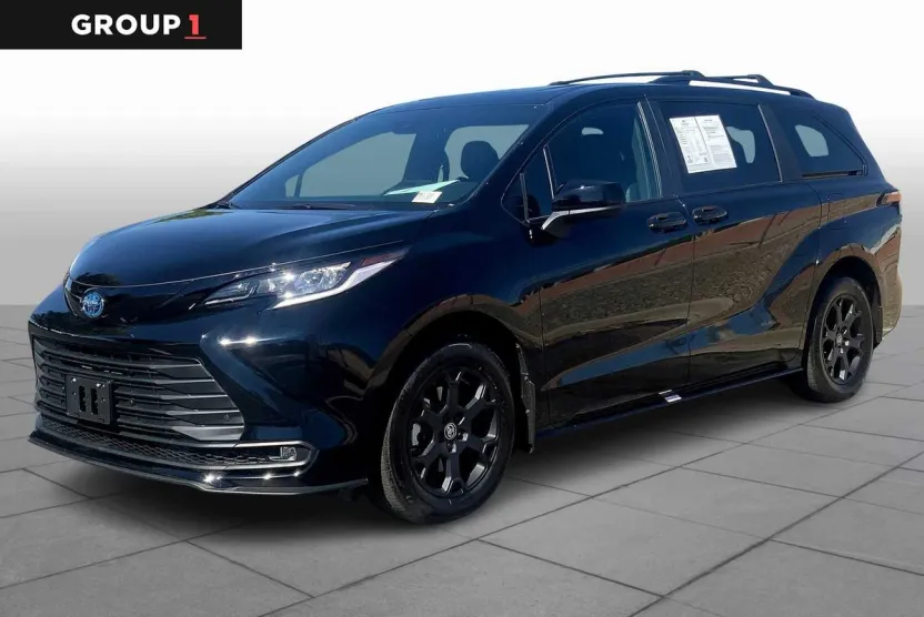 2025 Toyota Sienna Woodland Edition photo 1