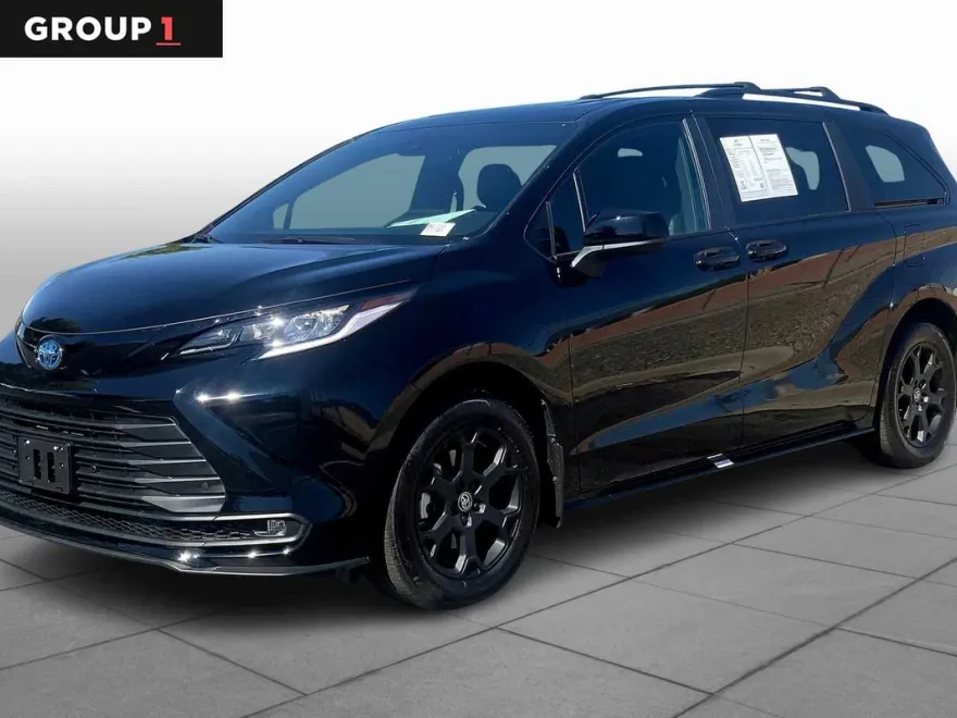 2025 Toyota Sienna Woodland Edition photo 1
