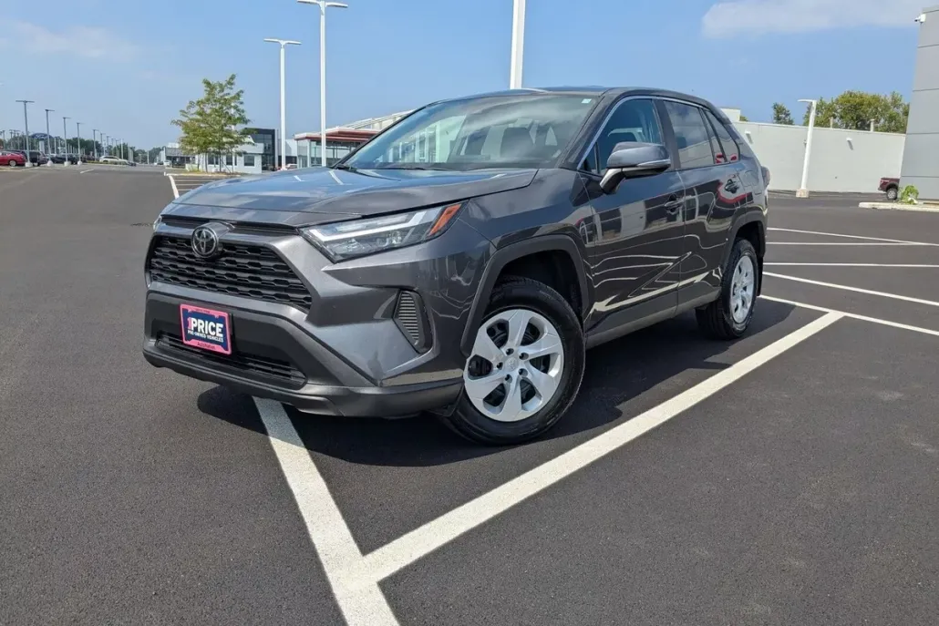 2024 Toyota RAV4 LE photo 1