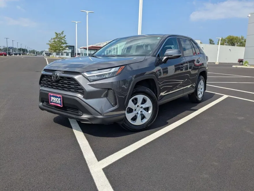 2024 Toyota RAV4 LE photo 1