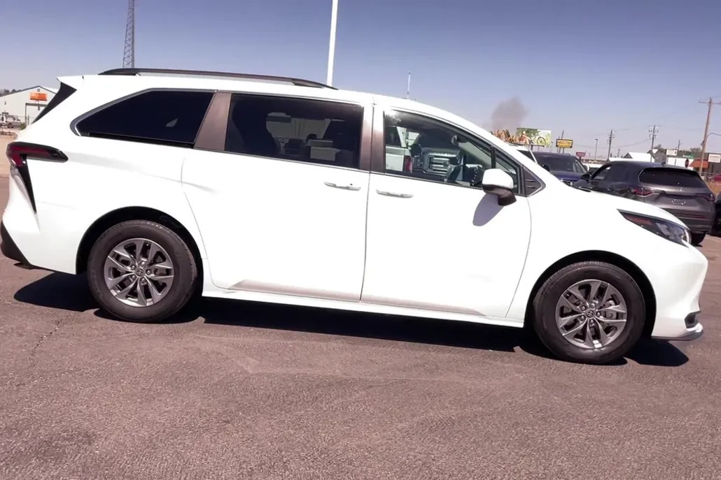 2024 Toyota Sienna LE photo 1