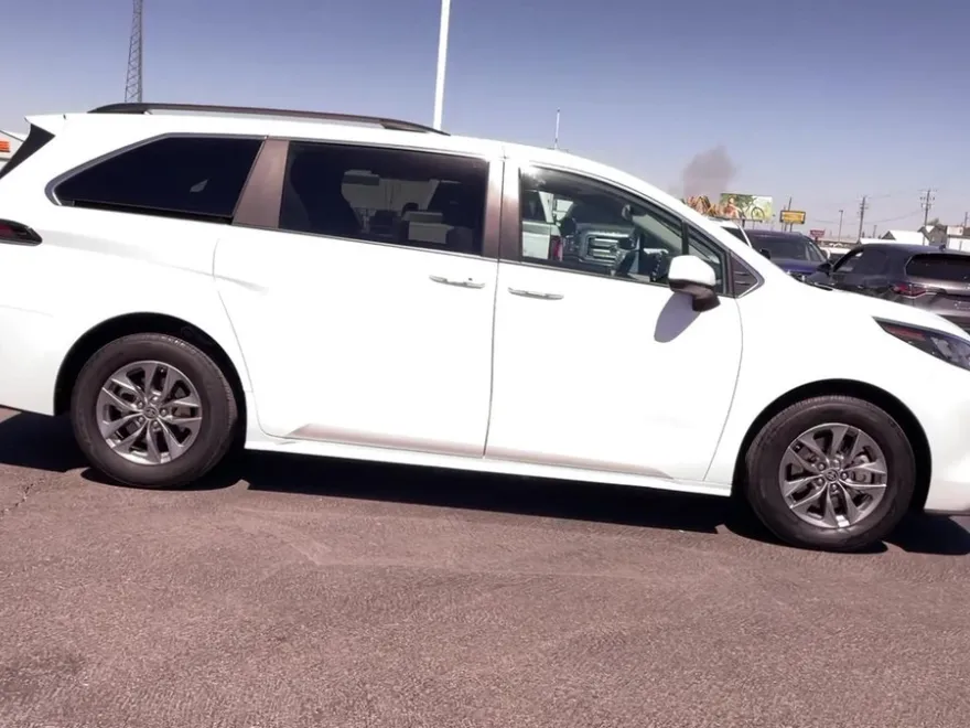 2024 Toyota Sienna LE photo 1