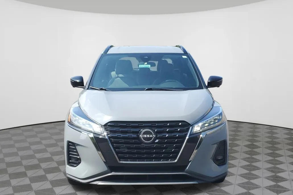 2022 Nissan Kicks SR photo 1