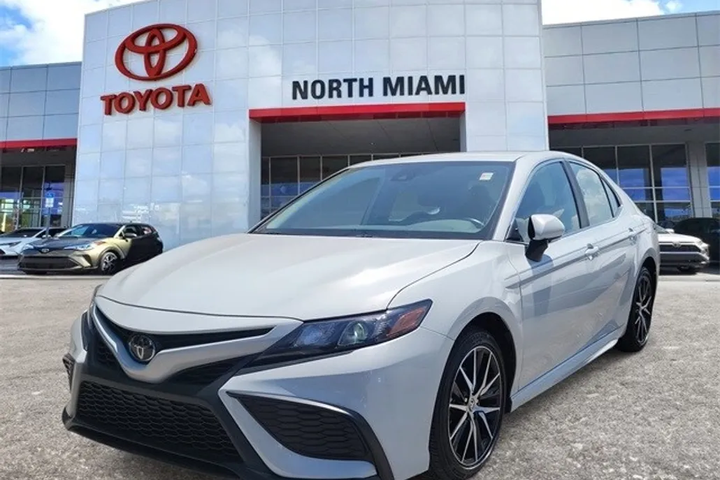 2024 Toyota Camry SE photo 1
