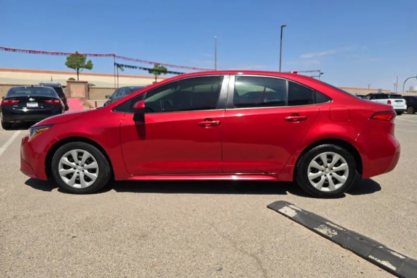 2021 Toyota Corolla LE photo 1