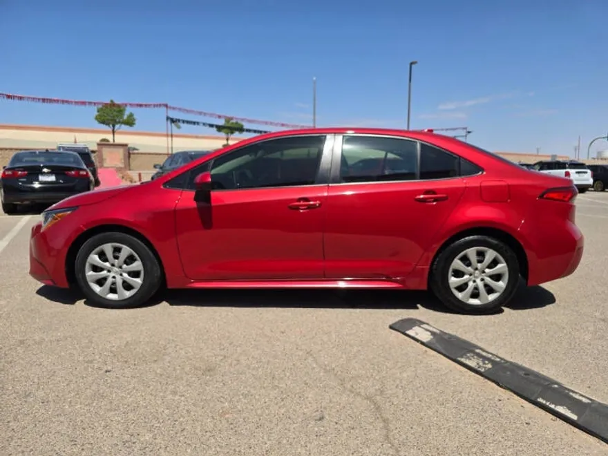2021 Toyota Corolla LE photo 1