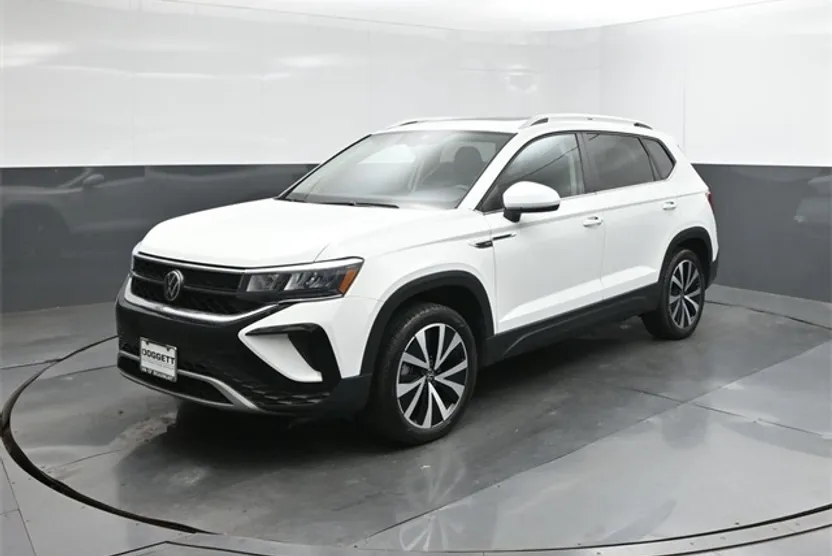 2023 Volkswagen Taos SE photo 1