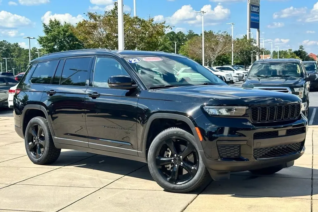 2023 Jeep Grand Cherokee Altitude photo 1