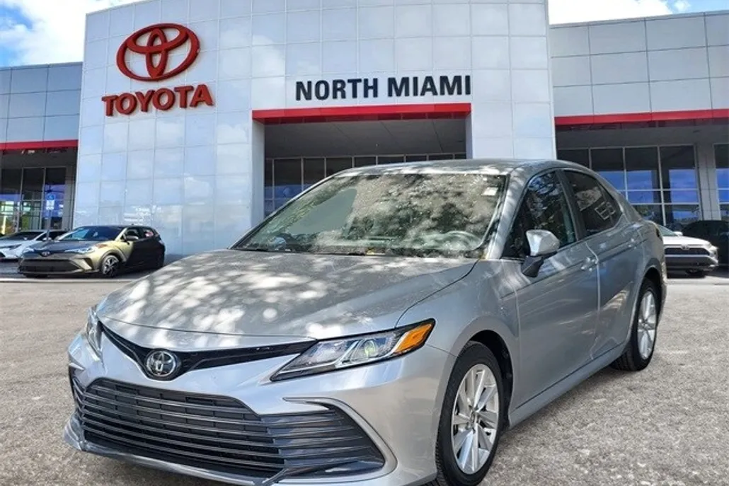 2023 Toyota Camry LE photo 1