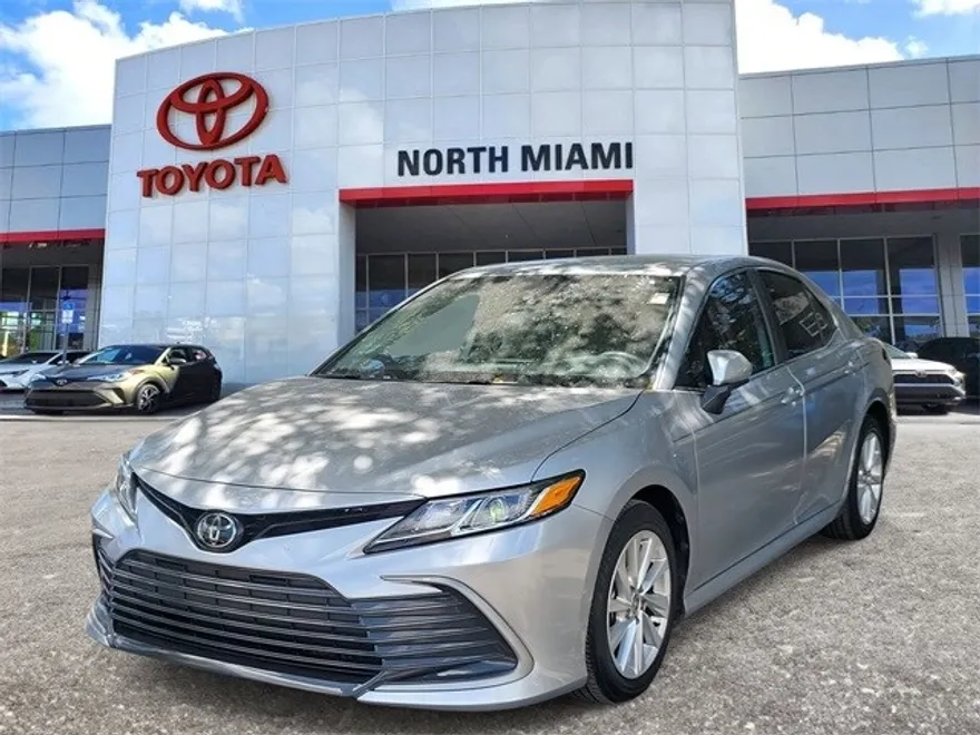 2023 Toyota Camry LE photo 1