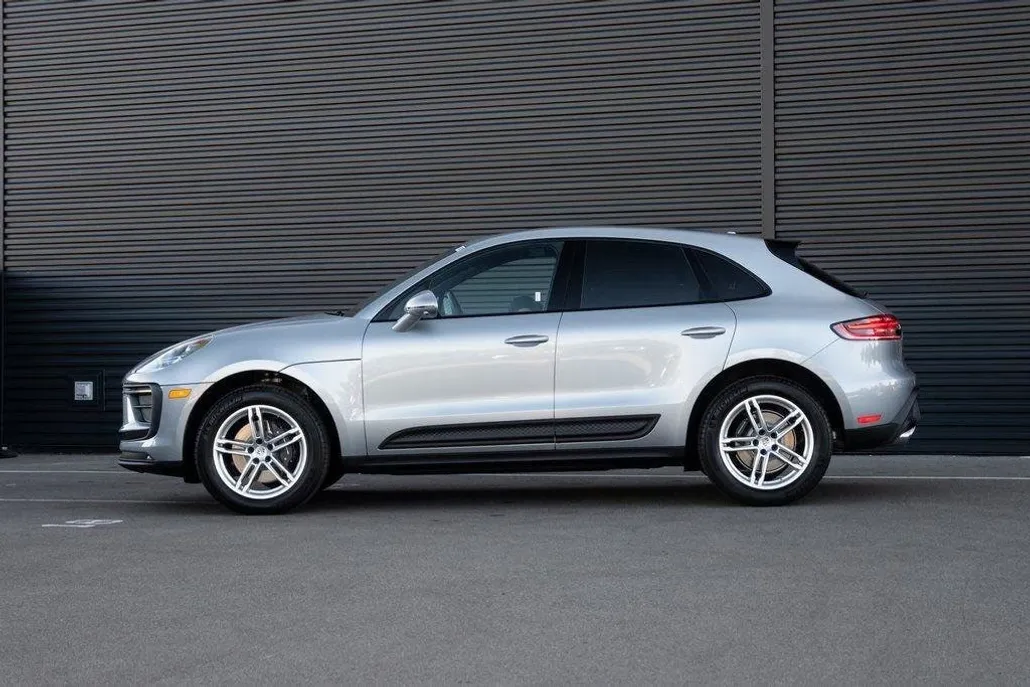 2025 Porsche Macan T photo 1