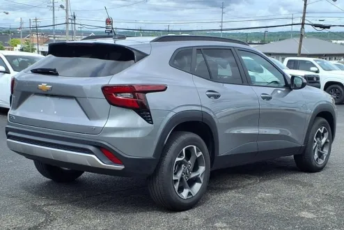2025 Chevrolet Trax LT photo 3