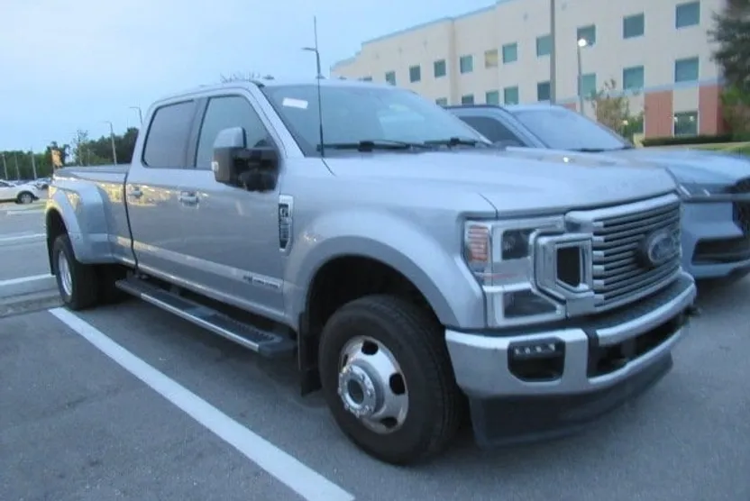 2022 Ford F-350 Lariat photo 1