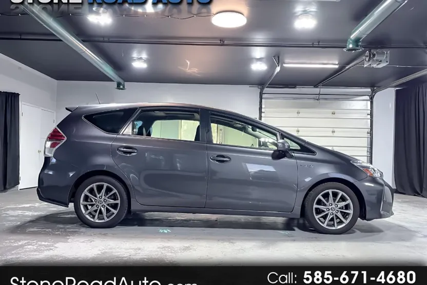 2017 Toyota Prius V Three photo 1