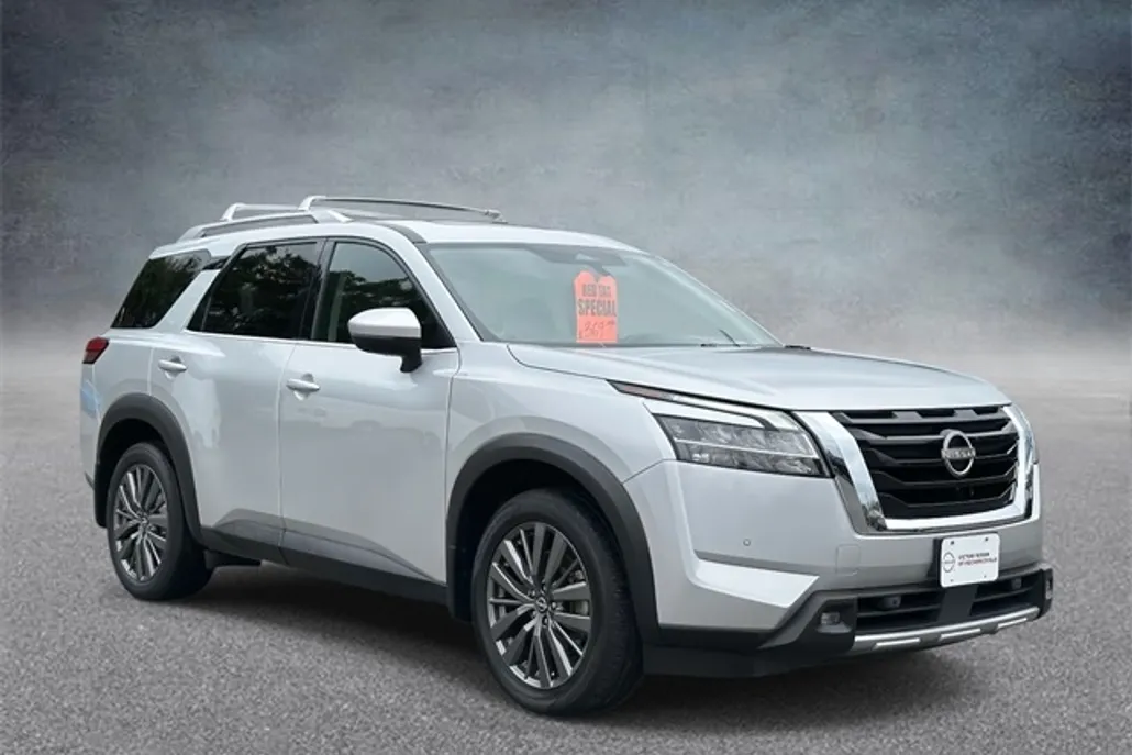 2022 Nissan Pathfinder SL photo 1