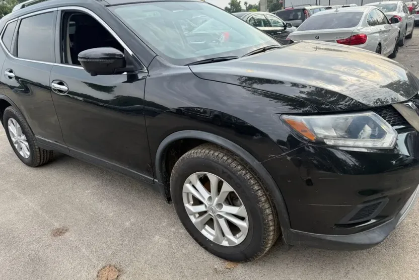 2016 Nissan Rogue SV photo 1