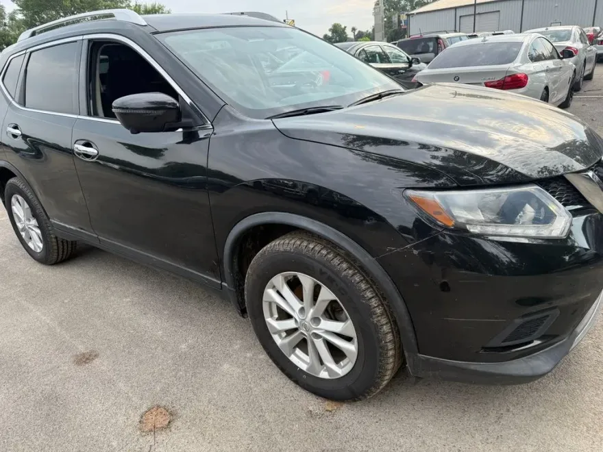 2016 Nissan Rogue SV photo 1