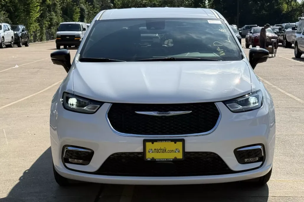 2026 Chrysler Pacifica photo 1