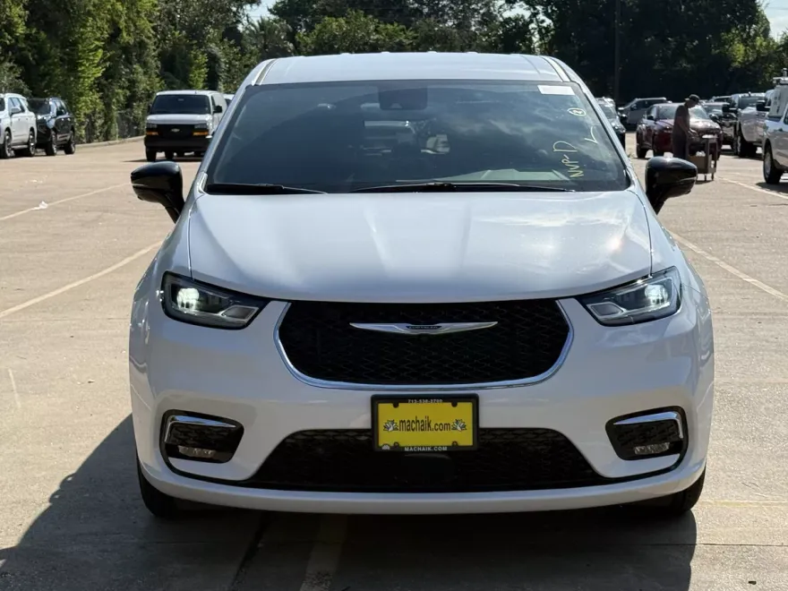 2026 Chrysler Pacifica photo 1