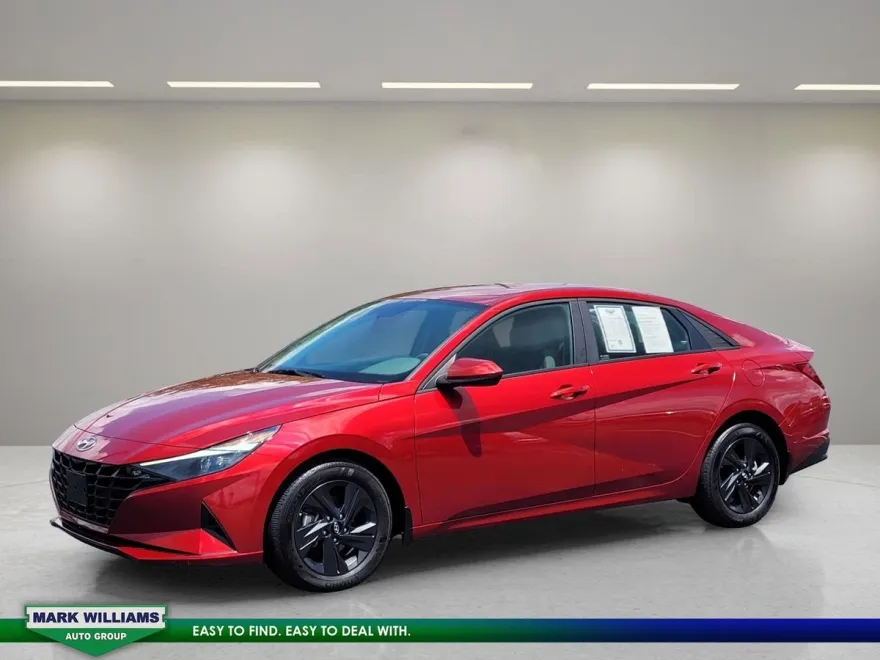 2023 Hyundai Elantra SEL photo 1