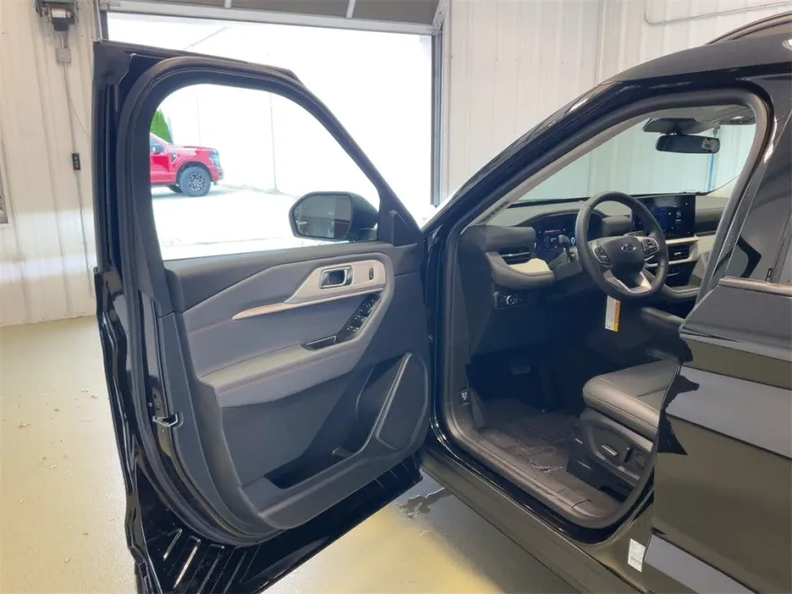 2025 Ford Explorer photo 1
