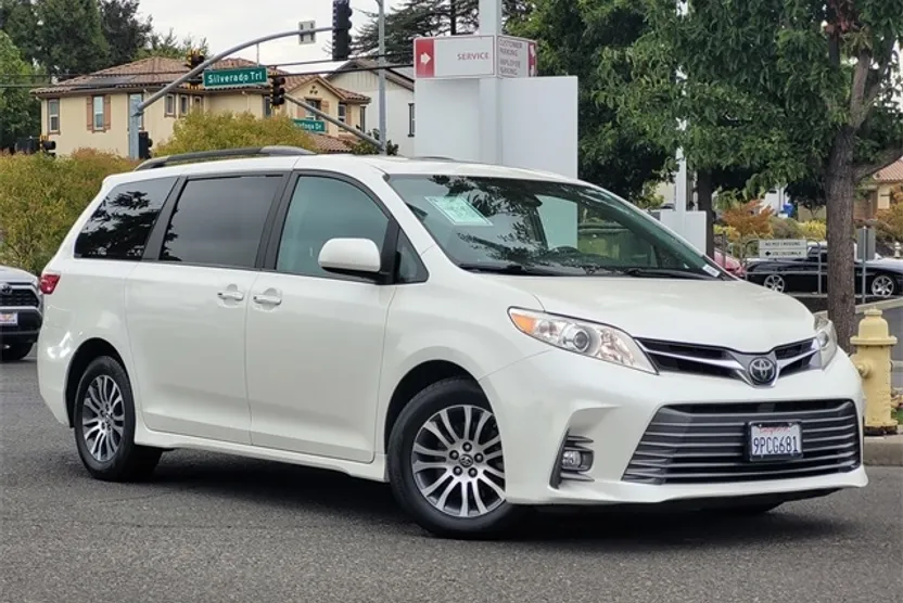 2018 Toyota Sienna XLE photo 1