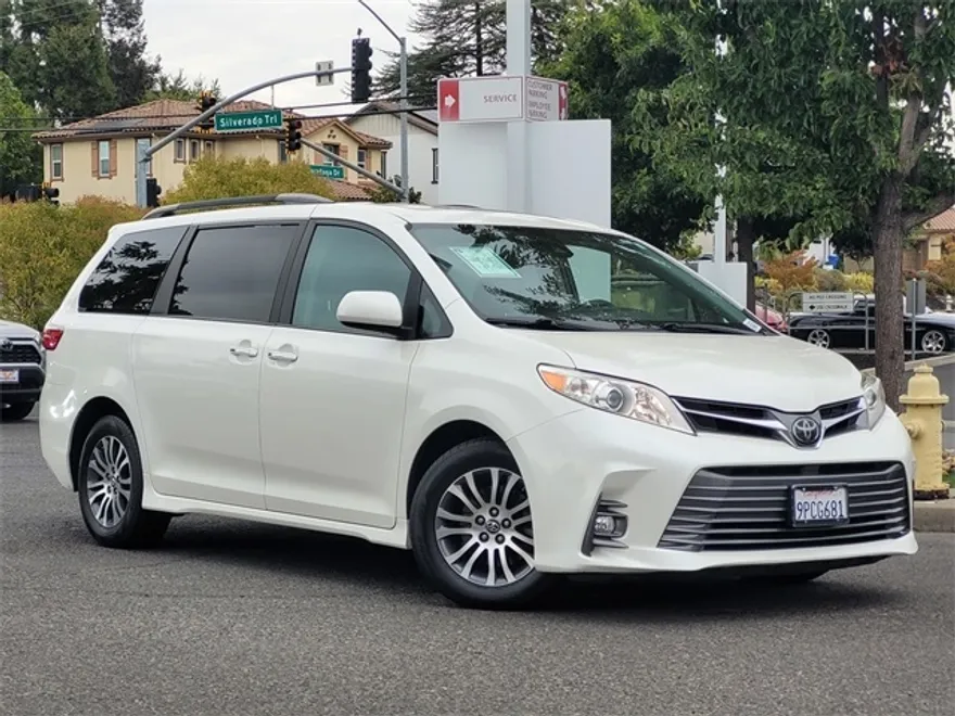 2018 Toyota Sienna XLE photo 1