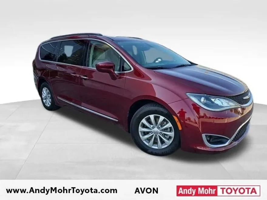2017 Chrysler Pacifica Touring L photo 1