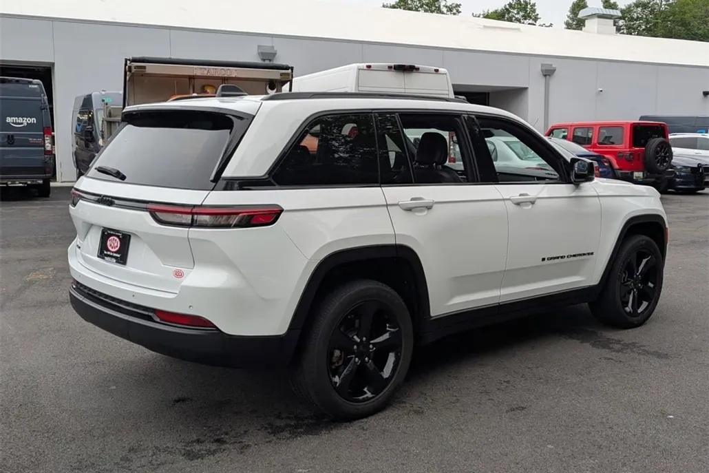 2023 Jeep Grand Cherokee Altitude photo 1