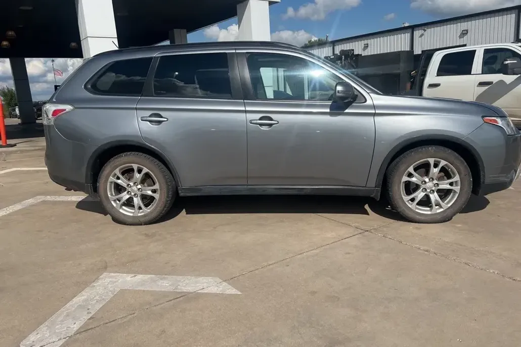 2015 Mitsubishi Outlander SE photo 1
