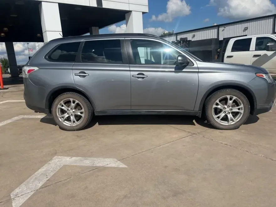 2015 Mitsubishi Outlander SE photo 1