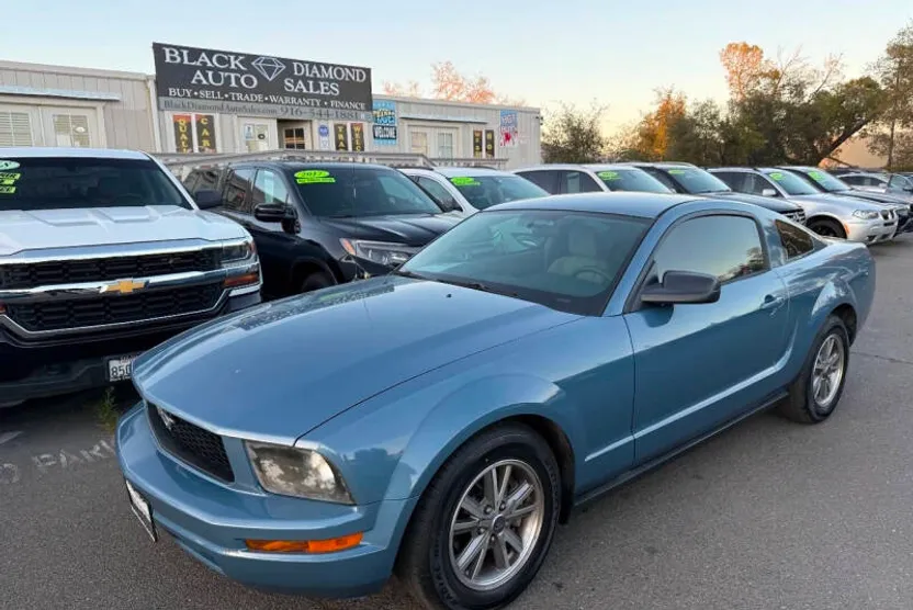 2006 Ford Mustang V6 Deluxe photo 1