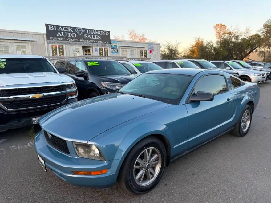 2006 Ford Mustang V6 Deluxe photo 1