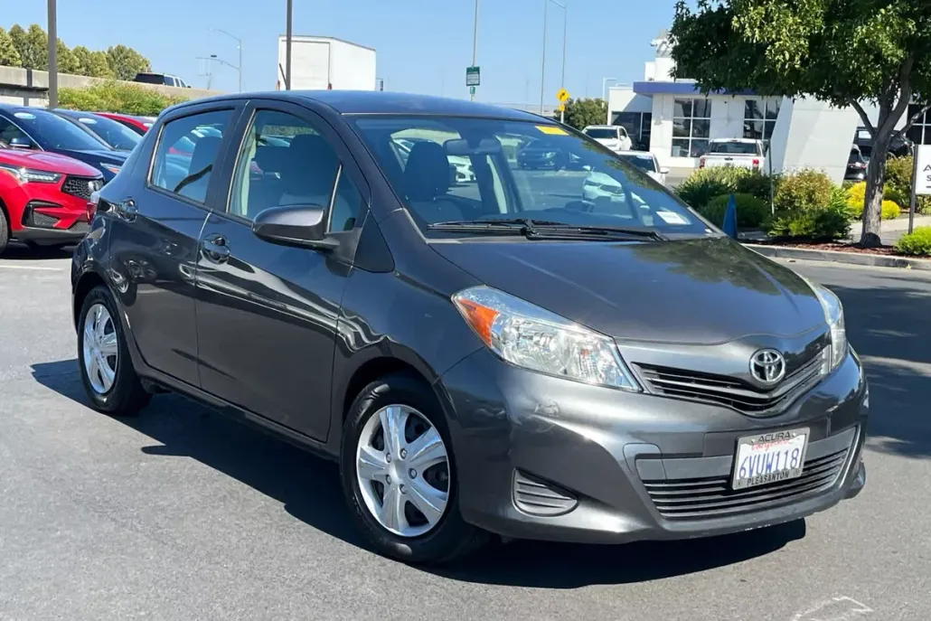 2012 Toyota Yaris LE photo 1