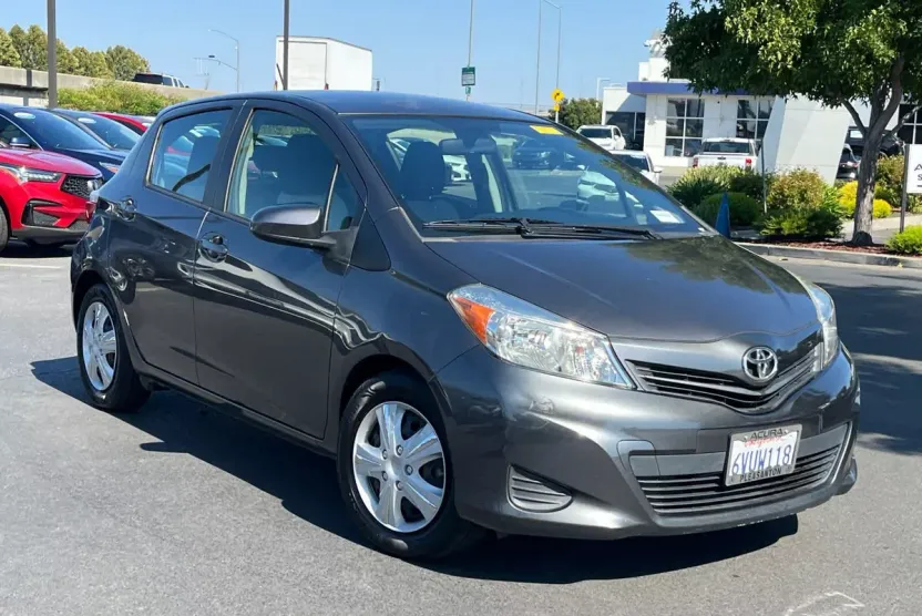 2012 Toyota Yaris LE photo 1