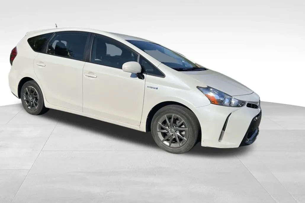 2017 Toyota Prius V Three photo 1