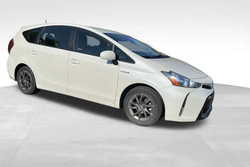 2017 Toyota Prius V Three photo 1