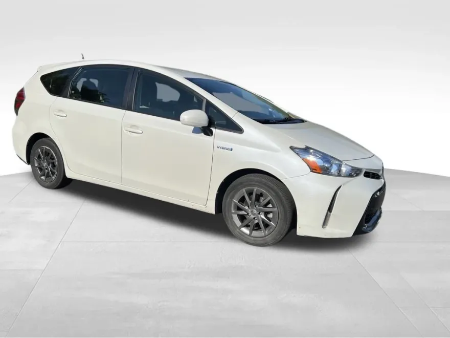 2017 Toyota Prius V Three photo 1