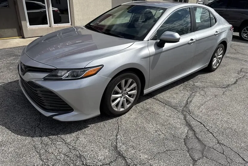 2019 Toyota Camry L photo 1
