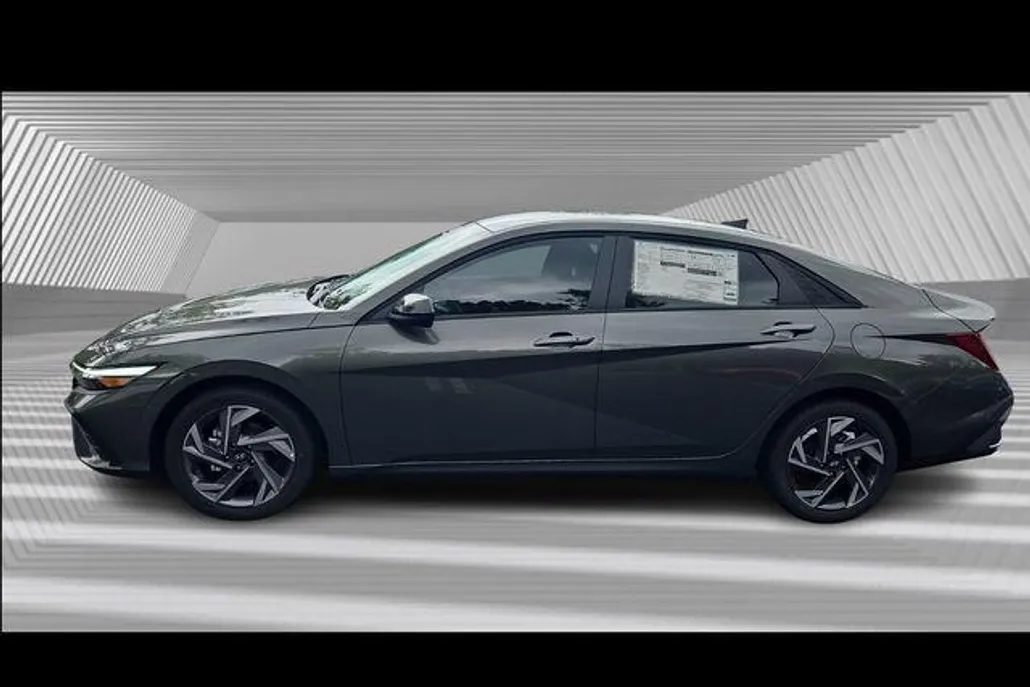 2025 Hyundai Elantra SEL Sport photo 1