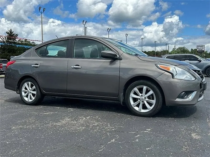 2015 Nissan Versa SL photo 1