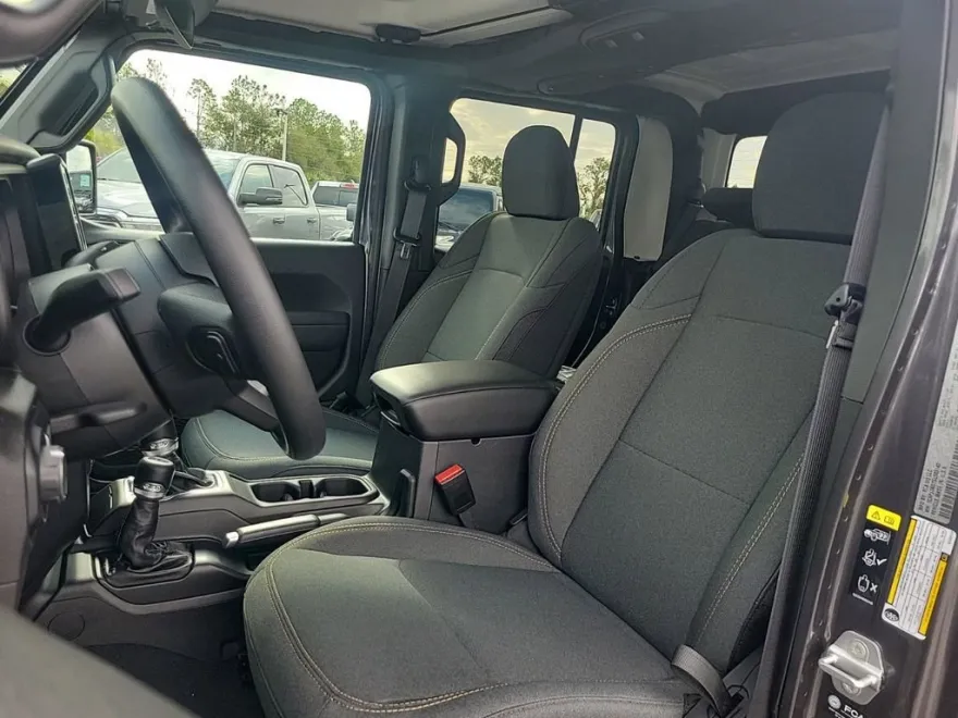 2025 Jeep Gladiator photo 4