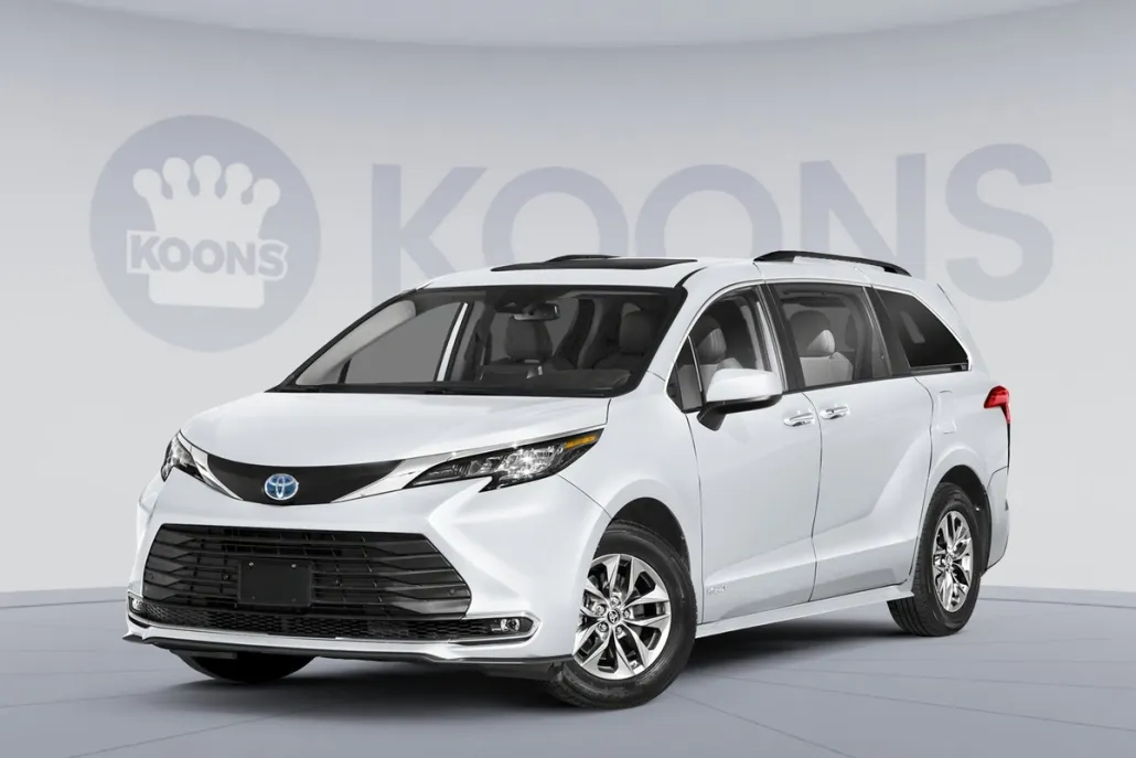 2025 Toyota Sienna XLE photo 1