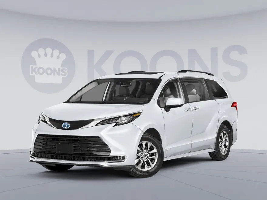 2025 Toyota Sienna XLE photo 1