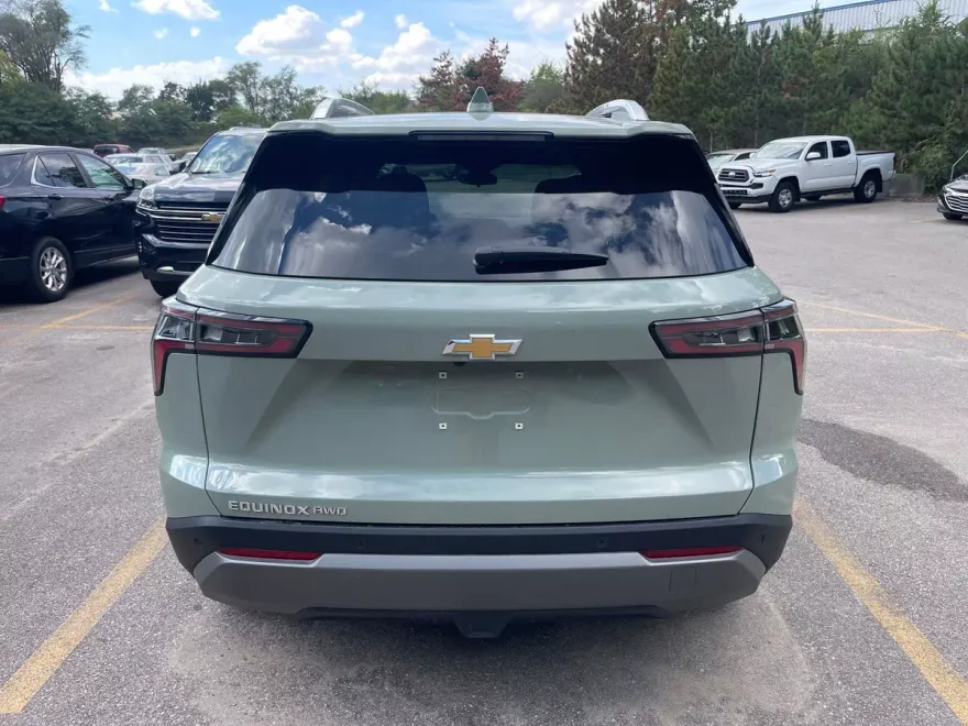 2025 Chevrolet Equinox LT photo 1
