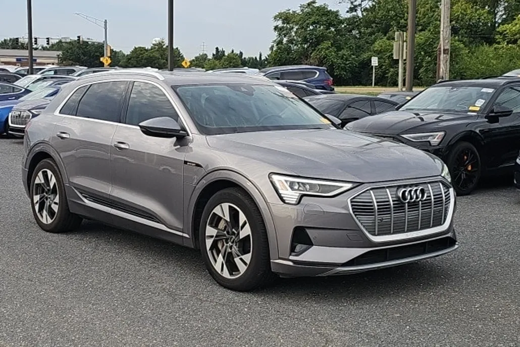 2021 Audi e-tron Premium photo 1