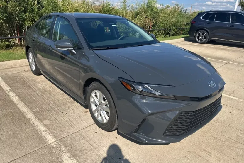 2025 Toyota Camry LE photo 1