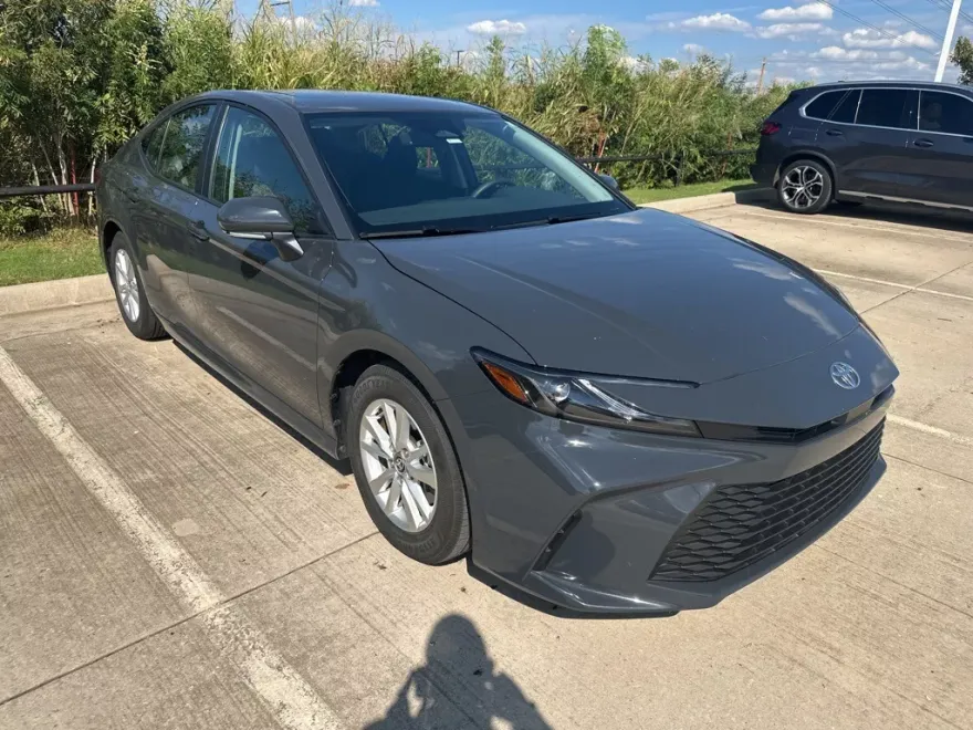 2025 Toyota Camry LE photo 1