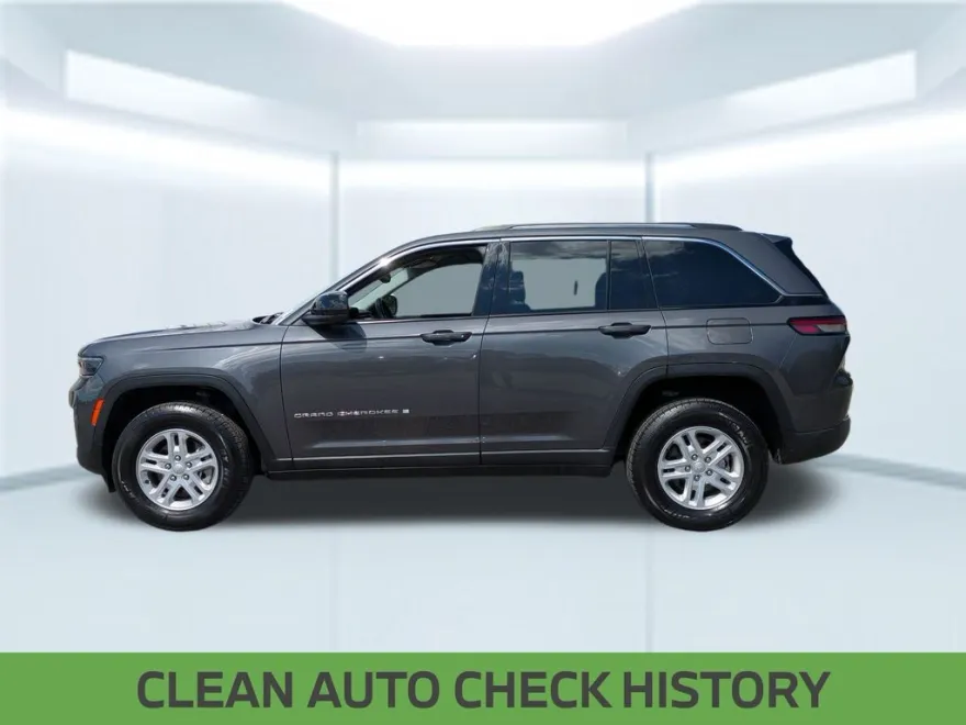 2022 Jeep Grand Cherokee Laredo photo 1